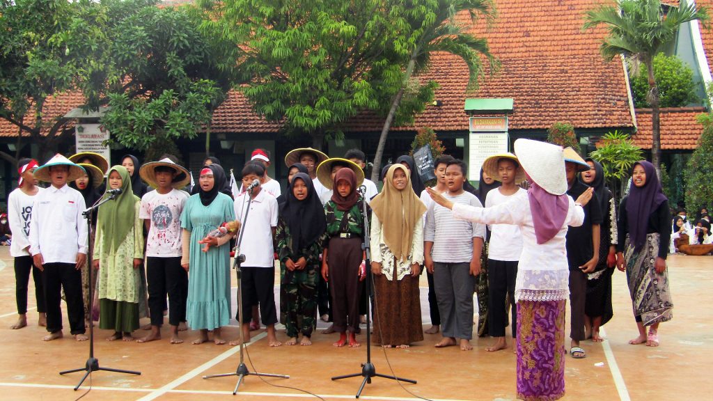 Lomba Paduan Suara Berbusana Perjuangan