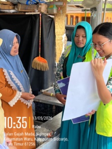 Siswa SMP Negeri 4 Waru mengajak masyarakat menerapkan perilaku hemat listrik.